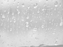 雨水滴在玻璃上透明水珠玻璃高清图片