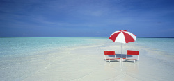 雨伞摄影海边沙滩椅和雨伞banner高清图片