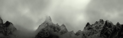 大雾风景大雾中雪山摄影高清图片