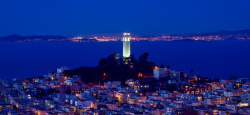 彩灯灯塔摄影海边城市夜景高清图片