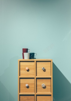 家居木柜蓝色家居复古木柜水杯背景素材高清图片