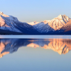 清新湖泊山脉背景背景