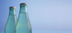 玻璃瓶汽水夏日清爽冰饮汽水玻璃瓶清新文艺背景高清图片