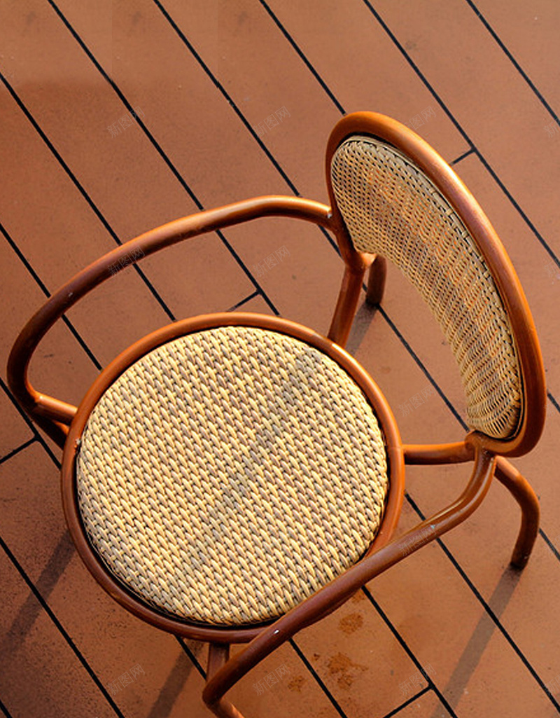 地面上的一个椅子H5背景jpg设计背景_新图网 https://ixintu.com 咖啡色 地面 开心 椅子 阳光 质感 纹理