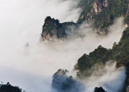 白云环绕的深山背景