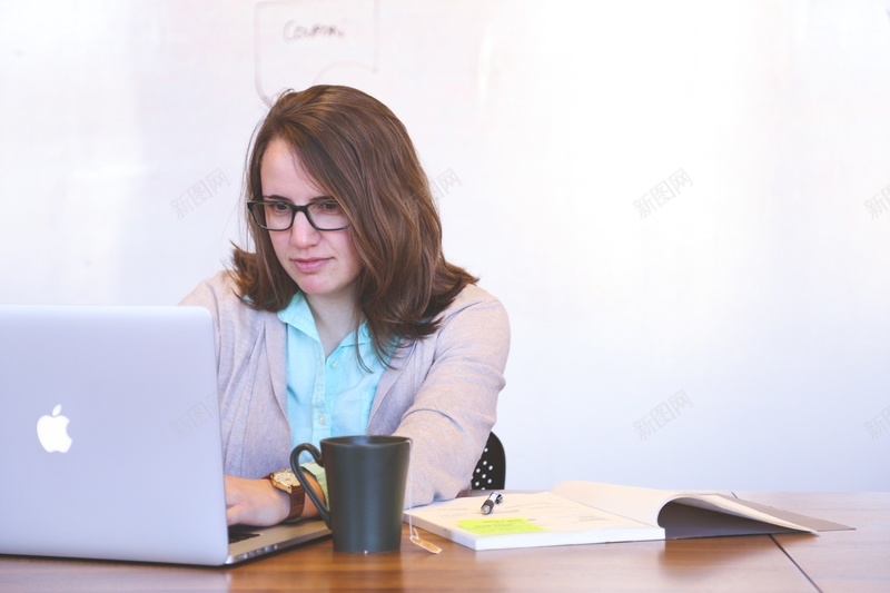 女性笔记本工作背景4jpg设计背景_新图网 https://ixintu.com 女性 工作 笔记本电脑 背景