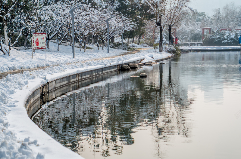 大雪后的天鹅湖公园里jpg设计背景_新图网 https://ixintu.com 大雪 天鹅 公园 街道