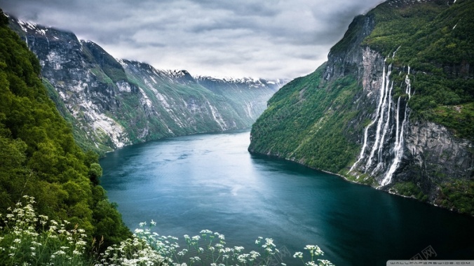 高山流水草地天空背景背景