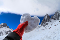 玉龙雪山玉龙雪山爱心雪饼高清图片