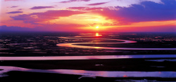 日落紫色背景城市与河流高清图片