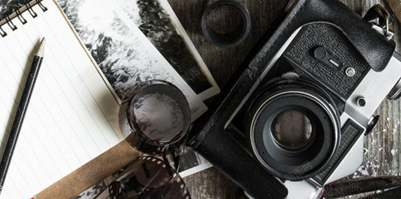 杂志松枝H5背景jpg设计背景_新图网 https://ixintu.com H5 H5背景 h5 俯拍 创意 文艺 木板 杂志 松枝 清新 照相机 简约 艺术