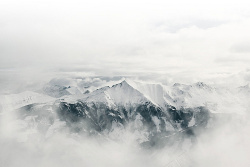 山峰上的白灰色白云上的山峰高清图片