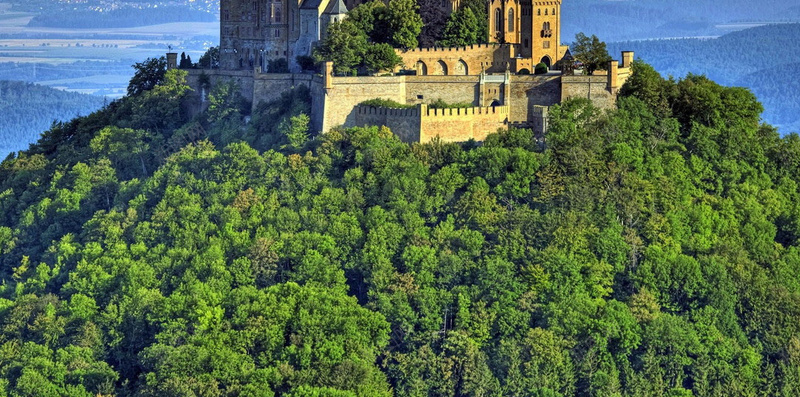 国外古堡建筑H5背景jpg设计背景_新图网 https://ixintu.com 国外建筑 古堡 城堡 城堡建筑 森林 山顶房屋 H5背景 摄影 风景