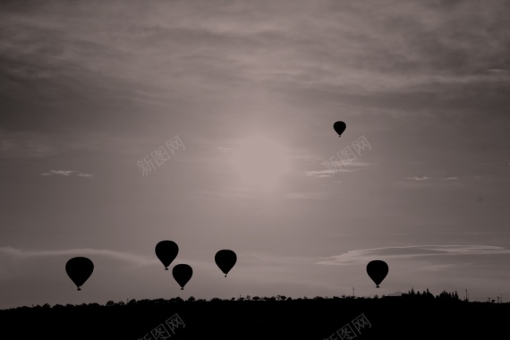 飘在空中的热气球剪影背景