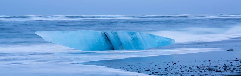 蓝色大海冰块深坑背景