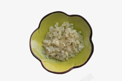 竹子里的皂角米花纹瓷碗里的薄片皂角米高清图片