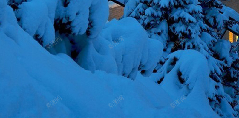 冬季雪景房屋H5背景jpg设计背景_新图网 https://ixintu.com H5 H5背景 h5 h5背景 冬季 夜晚 大学房屋 大雪覆盖 房屋 梦幻 浪漫 温馨 灯光 雪景