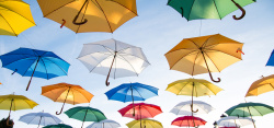 彩色太阳伞彩色雨伞天空飞翔背景高清图片