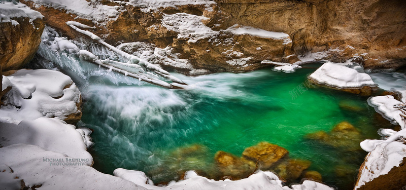 雪后湖中风景背景