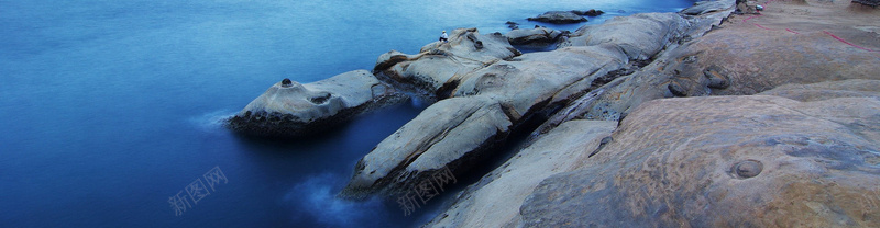 蓝色海岸礁石背景jpg设计背景_新图网 https://ixintu.com 蓝色 海岸 礁石 海面 海水 海报banner 摄影 风景