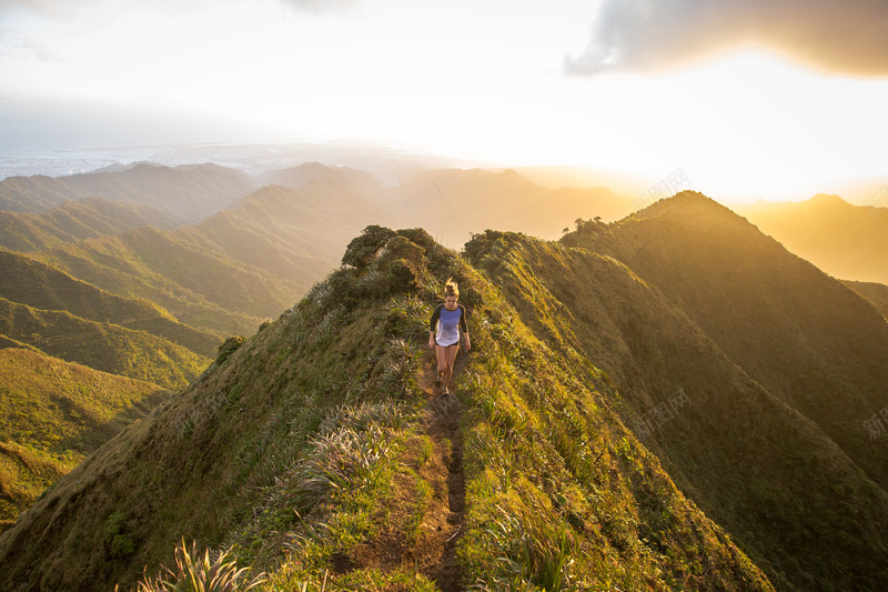 美女山顶跑步背景jpg设计背景_新图网 https://ixintu.com 山顶 日出 金色 群山 大气 跑步 棕色 摄影 风景