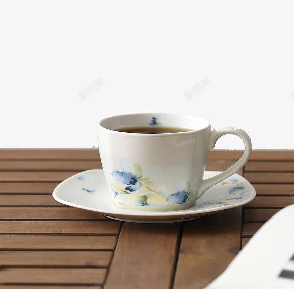 木桌上的杯子png免抠素材_新图网 https://ixintu.com 产品实物 日用百货 木桌 杯子