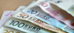 多张纸币摄影摊开多张的欧元纸币高清图片