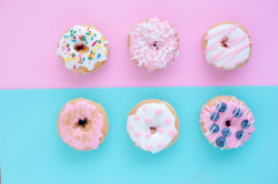 粉色甜甜圈甜甜圈马卡龙背景粉色蛋糕甜点高清图片