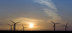 风力能源夕阳下的风力能源高清图片