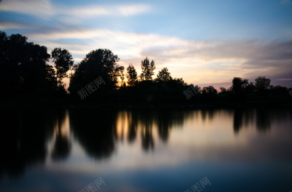 ppt电子相册倒影湖面上的云彩树木摄影图片