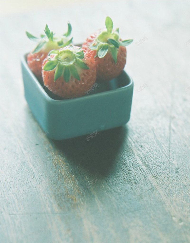 文艺小清新桌上的草莓背景jpg设计背景_新图网 https://ixintu.com 小清新 文艺 桌 简约 背景 草莓