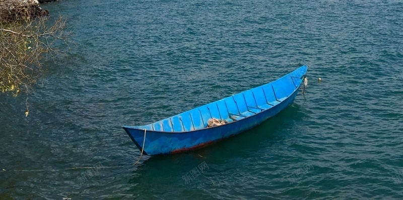 海上漂浮的蓝色小船H5背景jpg设计背景_新图网 https://ixintu.com 海 船 风景 彩色 漂浮 蓝色 H5背景 H5 h5 摄影