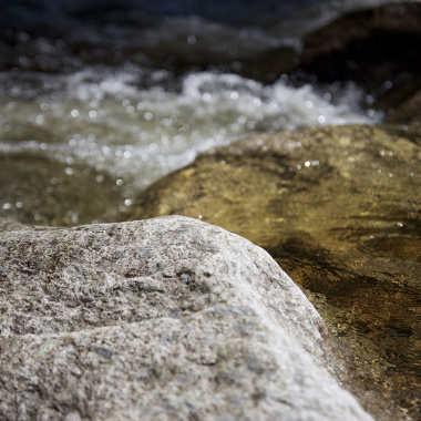 质感瓶子石头小溪背景摄影图片