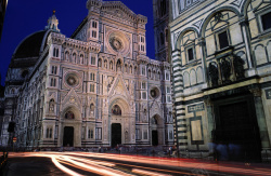 夜晚的教堂欧洲历史人文旅游背景高清图片