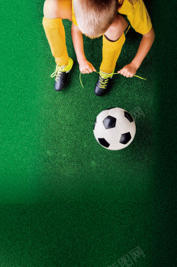 足球男孩绿色海报背景背景