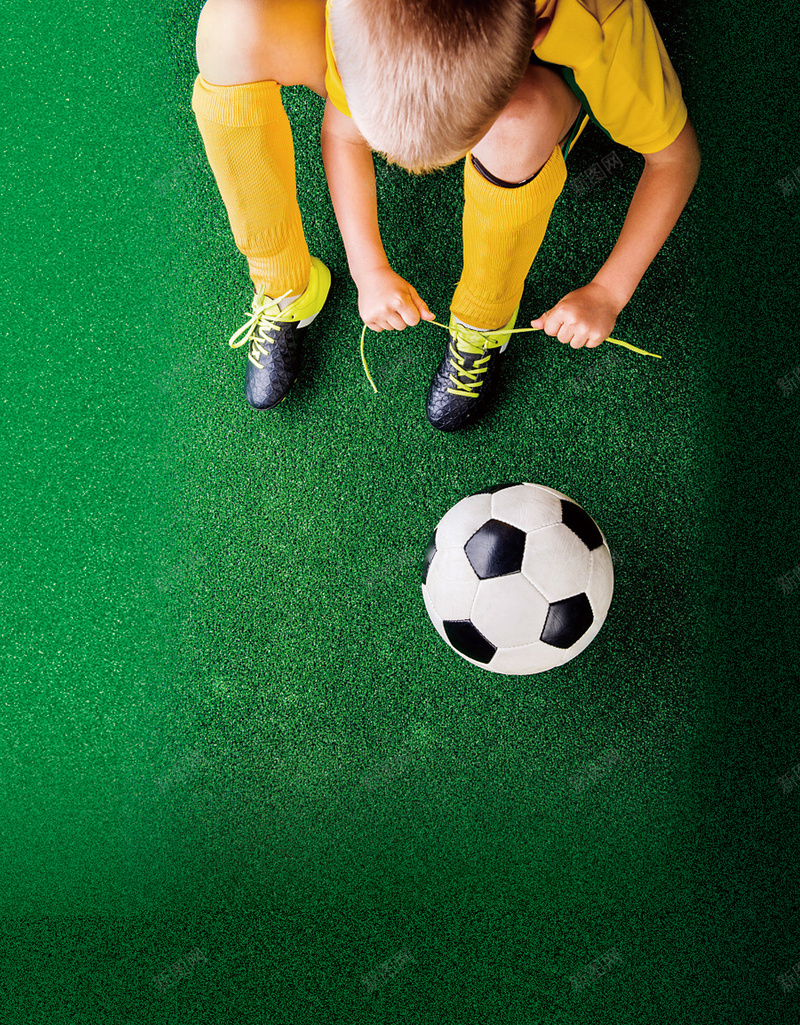 足球男孩绿色海报背景jpg设计背景_新图网 https://ixintu.com 海报背景 足球运动 男孩 绿色 足球 绿色球场 绑鞋带男孩 体育运动