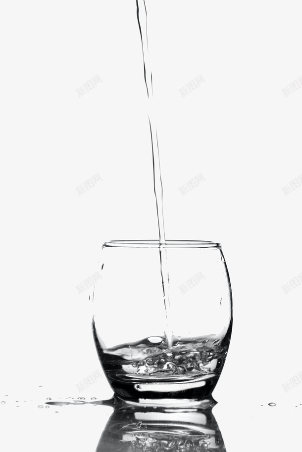 水杯倒水效果抠图psd免抠素材_新图网 https://ixintu.com 倒水 水 水杯 玻璃杯