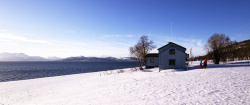 厚雪雪地小屋背景高清图片