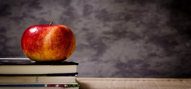 书籍上的苹果背景