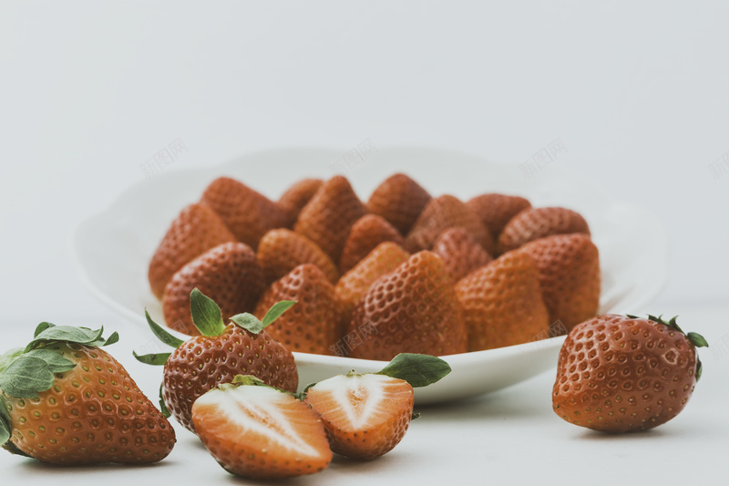 草莓白色食物美味jpg设计背景_新图网 https://ixintu.com 百货 美味 美食 美食挂图 食物