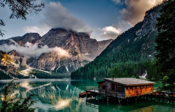 远山近水小木屋背景