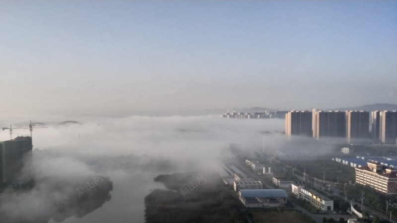 在清晨的晨雾中醒来jpg设计背景_新图网 https://ixintu.com 城市 雾 苏醒 清晨