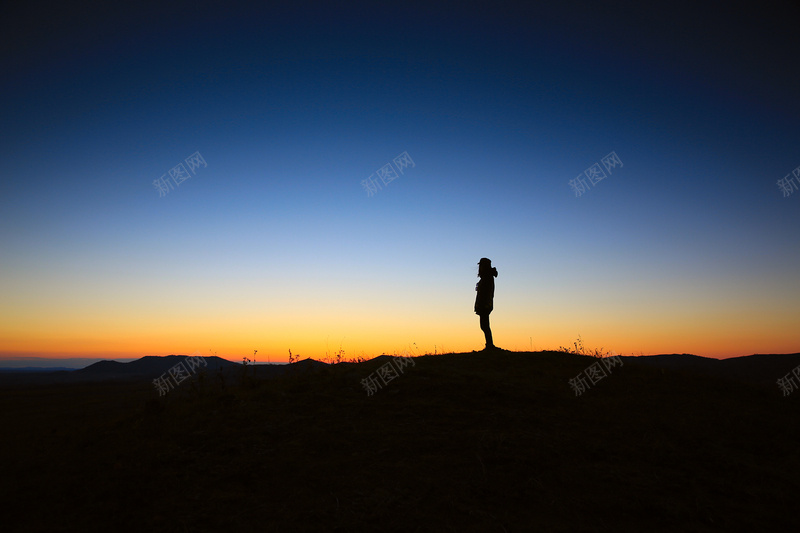 大山黑夜日落jpg设计背景_新图网 https://ixintu.com 大山 科幻 科技 黑夜 梦幻 大气 商务