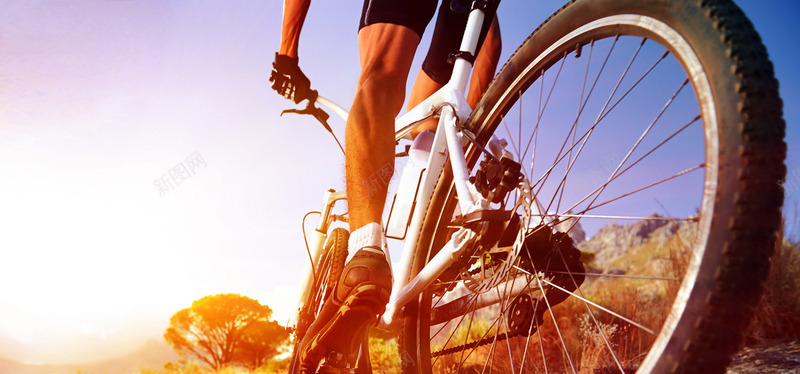 在夕阳下骑行自行车旅行高清自行车的轮胎特写自行车轮背景