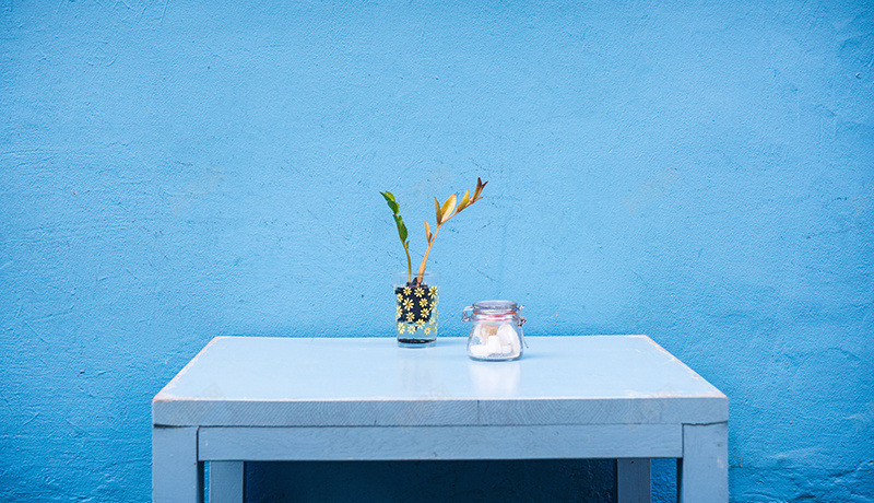 蓝色墙面白色的桌子文艺放着玻璃瓶的桌子米洛milujpg设计背景_新图网 https://ixintu.com 桌子 蓝色 墙面 白色 文艺 放着 玻璃瓶 米洛