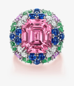 石钻石戒指粉色尖晶石配沙弗莱石彩色蓝宝石和钻石戒指高清图片