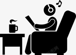 边看边看报纸边听音乐耳机播客高清图片
