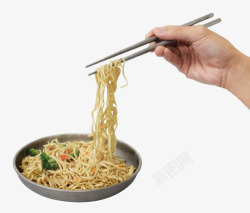 手拿筷子吃面条手拿筷子夹面条高清图片
