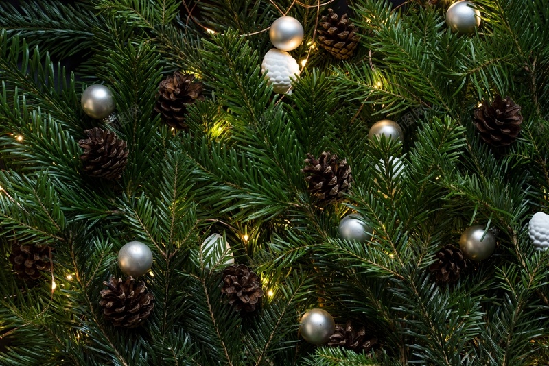 圣诞树装饰局部拍摄jpg设计背景_新图网 https://ixintu.com 圣诞树 装饰 圣诞 小铃铛
