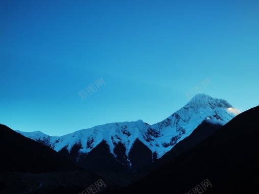 甘孜雪山蓝天背景